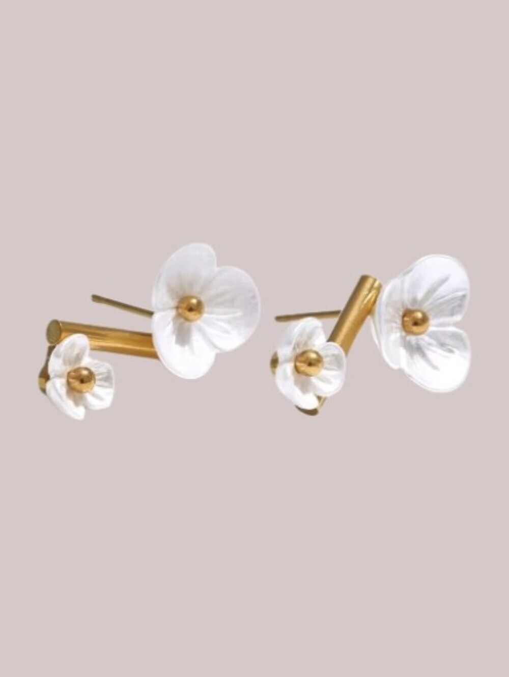 New! White Flower Gold-Accent Stud Earrings • NWOT 2015B